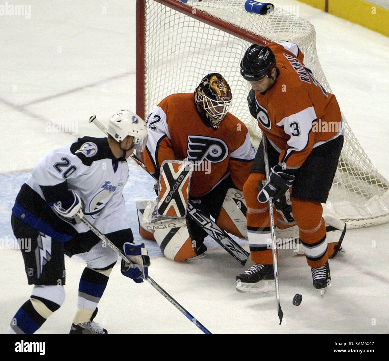 22 novembre 2005 - Stati Uniti - KRT SPORTS STORY SLUGGED: HKN-LIGHTNING-FLYERS KRT PHOTOGRAPHY DI LAURENCE KESTERSON/PHILADELPHIA INQUIRER (22 novembre) PHILADELPHIA, PA -- Philadelphia Flyers portiere Robert Esche (42) e il difensore Mike Rathje (3) si fermano al tiro in porta di Vaclav Prospal (20) del Tampa Bay Lightning nel primo periodo. I Flyers ospitarono The Lightning al Wachovia Center di Philadelphia, Pennsylvania, venerdì 22 novembre 2005. (cdm) 2005 (immagine di credito: © Laurence Kesterson/mct/ZUMAPRESS.com) Foto Stock