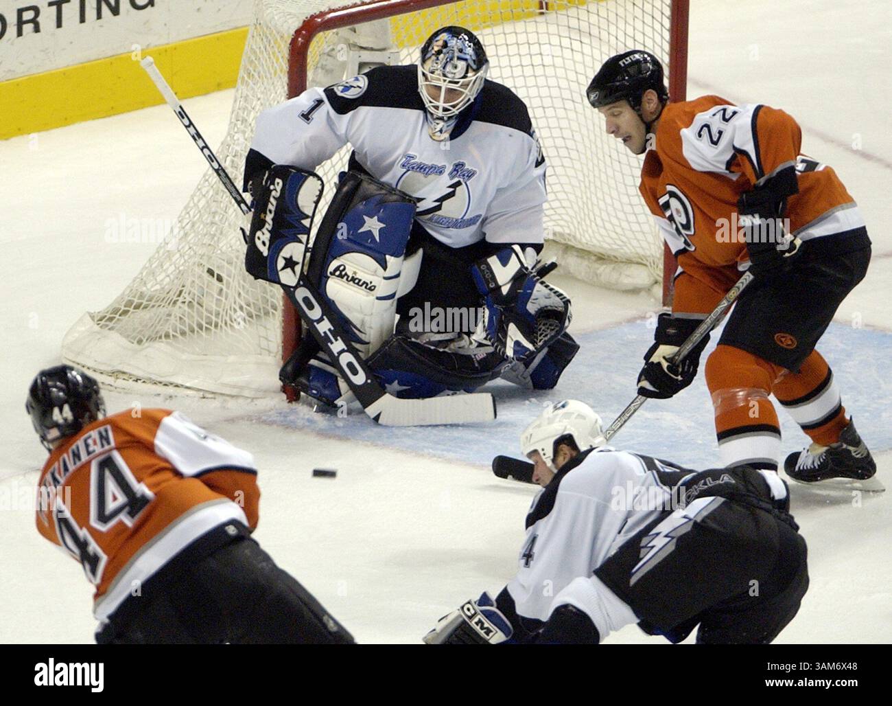 22 novembre 2005 - Stati Uniti - KRT SPORTS STORY SLUGGED: HKN-LIGHTNING-FLYERS KRT PHOTOGRAPHY DI LAURENCE KESTERSON/PHILADELPHIA INQUIRER (22 novembre) PHILADELPHIA, PA -- il portiere di Tampa Bay Lightning Dean Burke (1) ferma un colpo del difensore dei Philadelphia Flyers Joni Pitkanen (44) nel primo periodo. I Flyers ospitarono The Lightning al Wachovia Center di Philadelphia, Pennsylvania, venerdì 22 novembre 2005. (cdm) 2005 (immagine di credito: © Laurence Kesterson/mct/ZUMAPRESS.com) Foto Stock