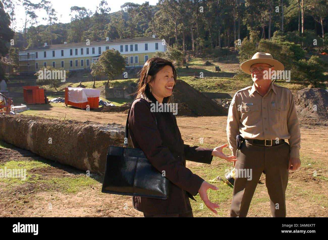 22 novembre 2005 - Stati Uniti - KRT US NEWS STORY SLUGGED: ANGELISLAND KRT PHOTOGRAPHY DI GREGORY URQUIAGA/CONTRA COSTA TIMES (4 dicembre) ANGEL ISLAND, CA -- Erika Gee e Ranger Roy McNamee parlano del lavoro che è stato fatto e deve essere fatto per ripristinare alla Angel Island Immigration Station di Angel Island, California, martedì 22 novembre 2005. Il Congresso ha approvato un disegno di legge che autorizza 15 milioni di dollari per aiutare a ripristinare la stazione. (cdm) 2005 (immagine di credito: © Gregory Urquiaga/mct/ZUMAPRESS.com) Foto Stock