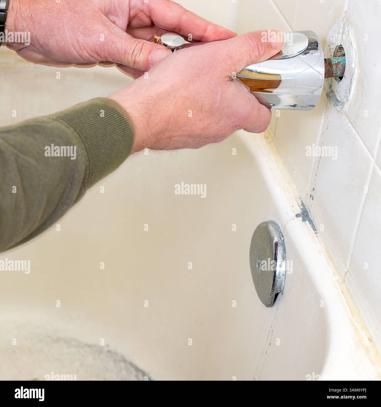 Rubinetto per vasca da bagno installato da un idraulico principale Foto Stock