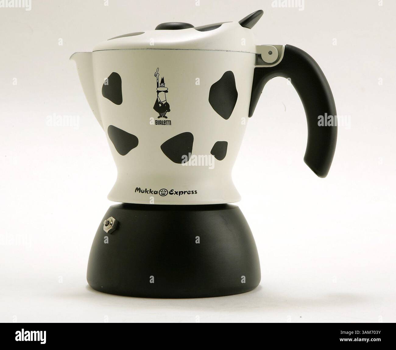 25 maggio 2005 - Stati Uniti - Mukka Express, una macchina per cappuccino con piano cottura di Bialetti, ha conquistato gli amanti del caffè scettico. Funziona come una tradizionale macchina per espresso, ma ha due livelli: Il fondo per il caffè, la parte superiore per il latte. La pentola in alluminio fuso non è lavabile in lavastoviglie ed è disponibile in versione semplice, così come in questo modello di mucca in bianco e nero visualizzato il 25 maggio 2005. (Bob fila/Chicago Tribune/KRT) (immagine di credito: © Bob fila/mct/ZUMAPRESS.com) Foto Stock