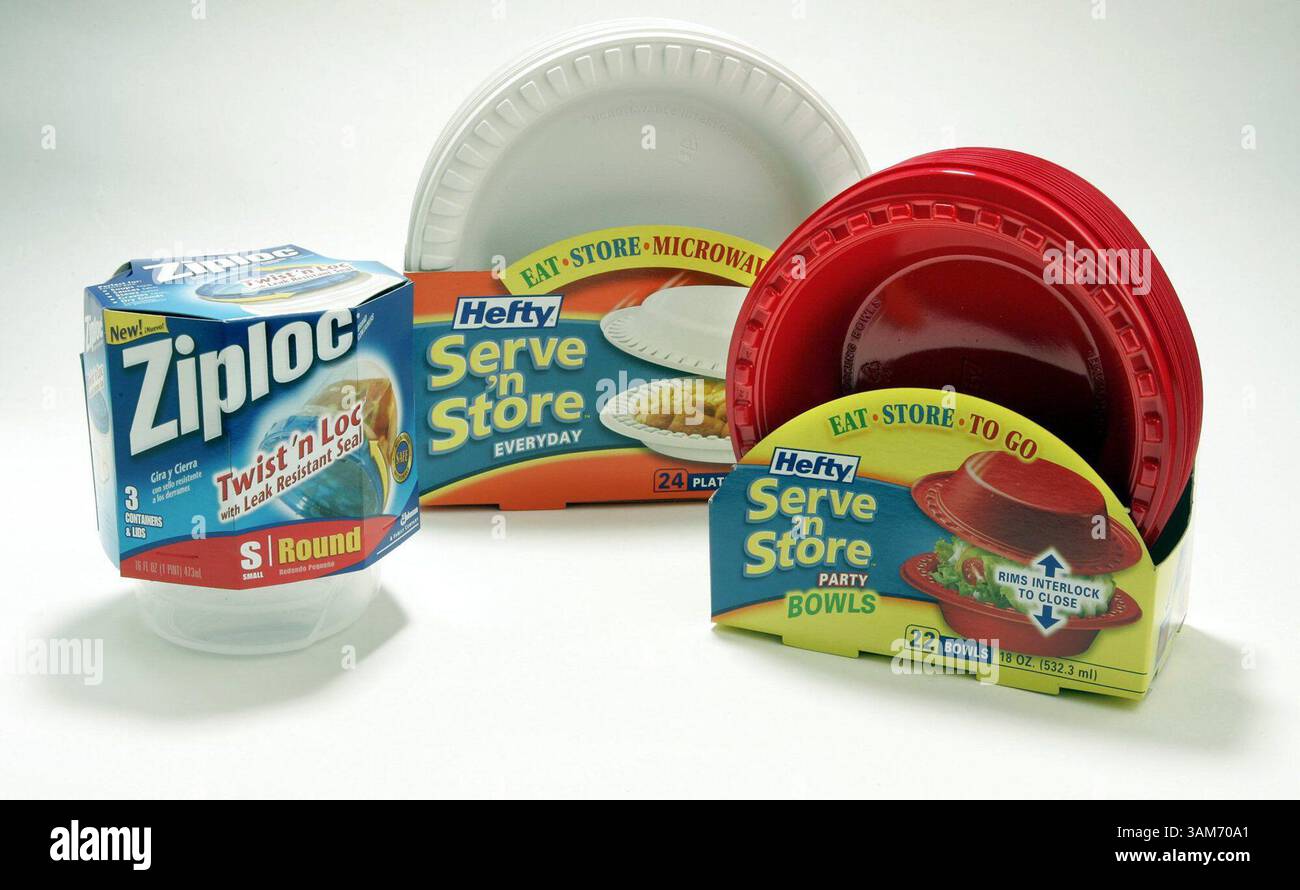 31 maggio 2005 - Stati Uniti - Ziploc Twist 'n Loc e Hefty serve 'n Store i contenitori in plastica, nella foto 31 maggio 2005, sono sicuri in freezer, microonde e lavastoviglie. (Bob fila/Chicago Tribune/KRT) (immagine di credito: © Bob fila/mct/ZUMAPRESS.com) Foto Stock