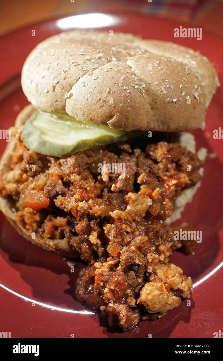 13 dicembre 2005 - Stati Uniti - questa ricetta di Sloppy Joe porterà in tavola ricordi, ma non grammi di grasso inesistenti. La nostra versione usa il tacchino "lean ground". (Jim Barcus/Kansas City Star/KRT) (immagine di credito: © Jim Barcus/mct/ZUMAPRESS.com) Foto Stock