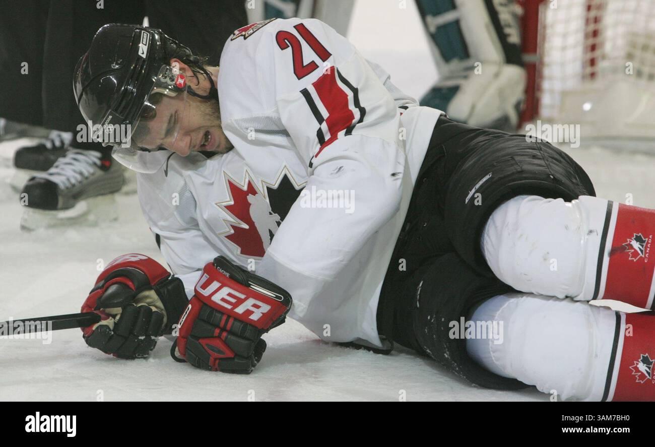 22 feb 2006 - Stati Uniti - Simon Gagne (21) del Canada sbarca duramente sul ghiaccio durante il primo periodo contro la Russia dei quarti di finale di hockey maschile delle Olimpiadi invernali 2006 mercoledì 22 febbraio 2006 a Torino esposizioni, in Italia. (Barbara Johnston/Philadelphia Inquirer/KRT) (immagine di credito: © Barbara L. Johnston/mct/ZUMAPRESS.com) Foto Stock