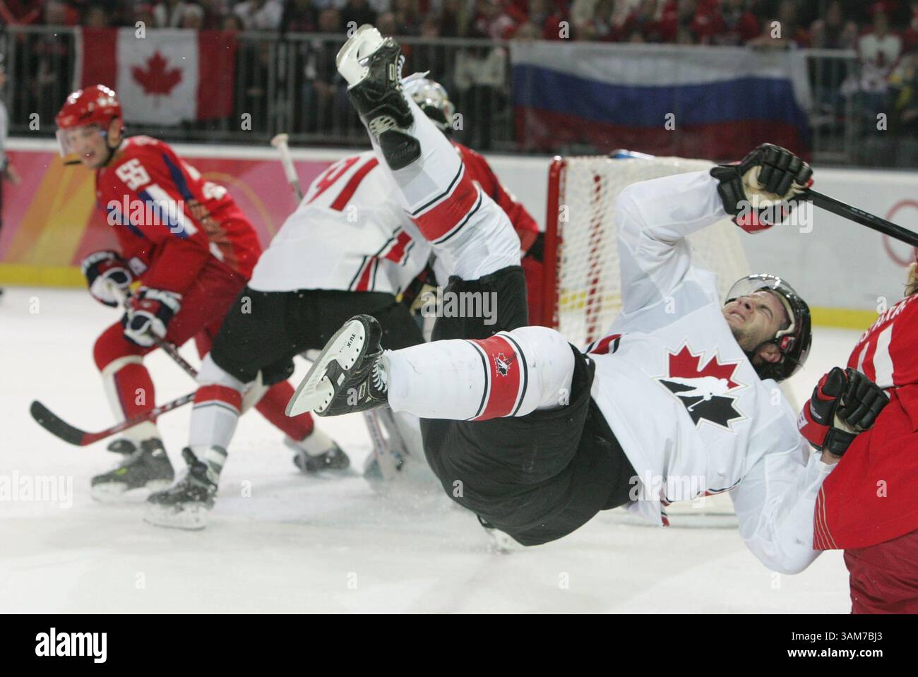 22 feb 2006 - Stati Uniti - Simon Gagne (21) del Canada vola nella Russia Darius Kasparaitis durante il primo periodo dei quarti di finale delle Olimpiadi invernali 2006 mercoledì 22 febbraio 2006 al Torino esposizioni di Torino, Italia. (Barbara Johnston/Philadelphia Inquirer/KRT) (immagine di credito: © Barbara L. Johnston/mct/ZUMAPRESS.com) Foto Stock