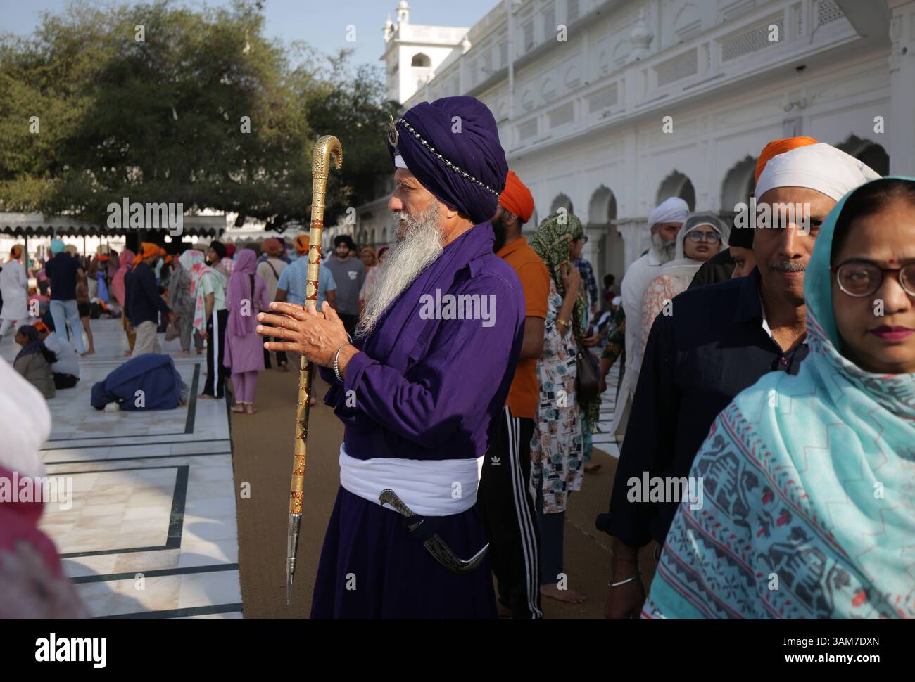 Festa Baisakhi celebrazioni al Tempio d'Oro, in India Un Sikh battezzato prega mentre visita il Tempio d'Oro, il luogo più sacro dei Sikh in occasione del festival Visakhi o Baisakhi ad Amritsar, in India, il 13 aprile 2025. Nel 1699 d.C., Guru Gobind Singh Ji, il decimo Guru Sikh, istituì il Panth Khalsa, unendo i Sikh sotto un unico ordine. Questo evento importante viene commemorato durante il festival Visakhi, che segna anche l'inizio del capodanno Sikh. L'occasione è celebrata con grande devozione ed entusiasmo religioso, soprattutto dal popolo di P Foto Stock