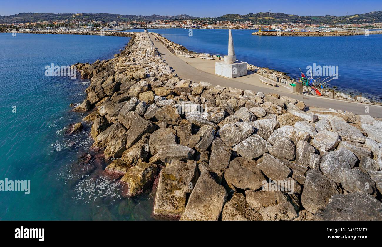 Monumento dedicato a monsignor Francesco Sciocchetti, parte del MAM - Museo d'Arte sul mare, museo all'aperto a San Benedetto del Tronto. Marche Foto Stock