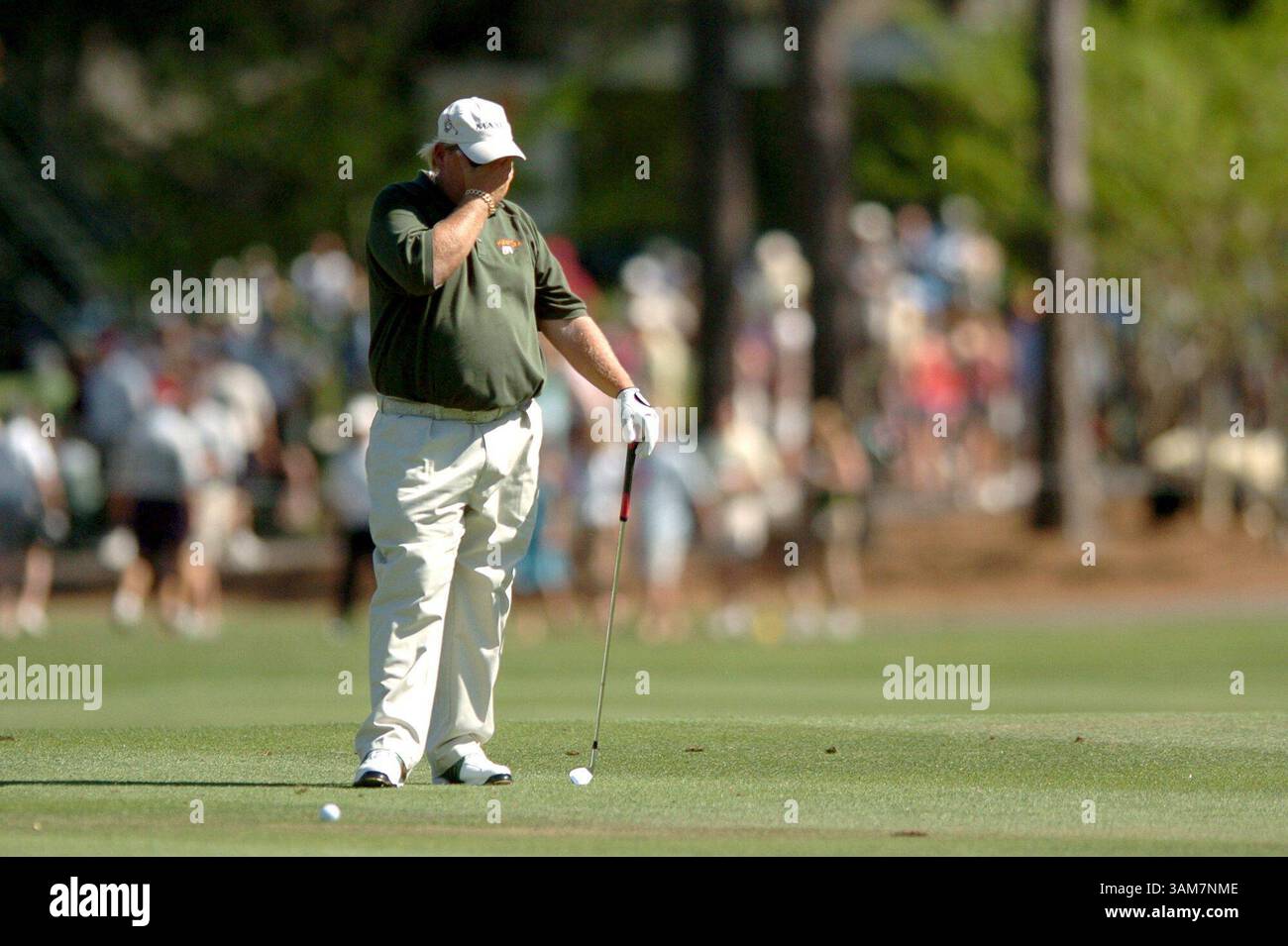 15 aprile 2006 - Stati Uniti - John Daly si trova dietro dove ha appena colpito la sua palla sul 16 ° fairway nel viaggio sulla destra davanti al green durante il terzo round del Verizon Heritage Classic presso Harbour Town Golf Links a Hilton Head Island, South Carolina, sabato 15 aprile 2006. (Rich Glickstein/Stato/KRT) (immagine di credito: © Rich Glickstein/mct/ZUMAPRESS.com) Foto Stock