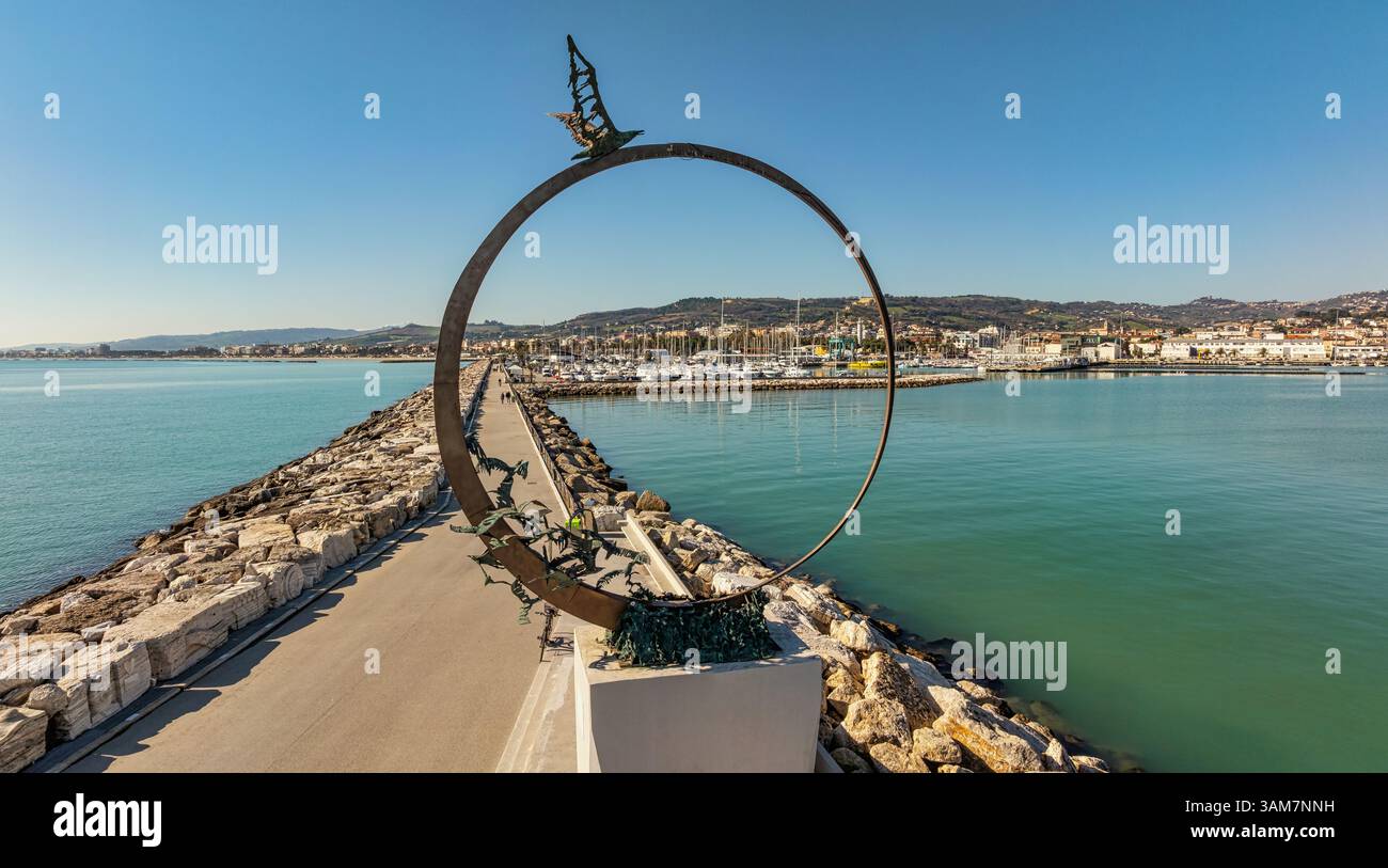 Monumento a Jonathan Seagull. Parte del MAM - Museo d'Arte sul Mare, un museo all'aperto a San Benedetto del Tronto. Ascoli Piceno, Marche, Italia. Foto Stock
