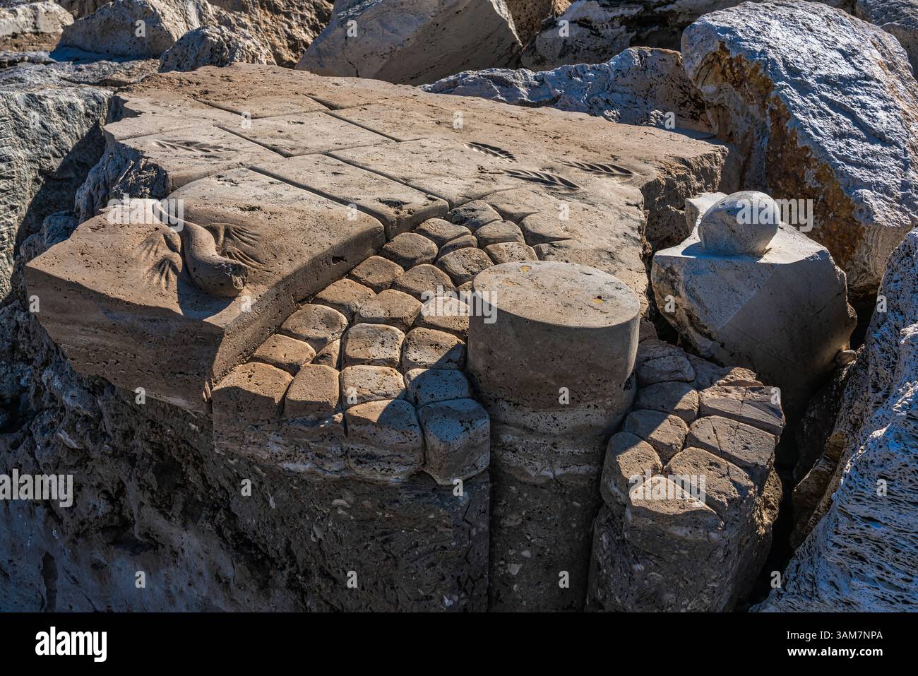 Opere d'arte, scolpite nelle rocce delle frangiflutti del porto. Parte del MAM - Museo d'Arte sul Mare, un museo all'aperto a San Benedetto del Tronto. Foto Stock
