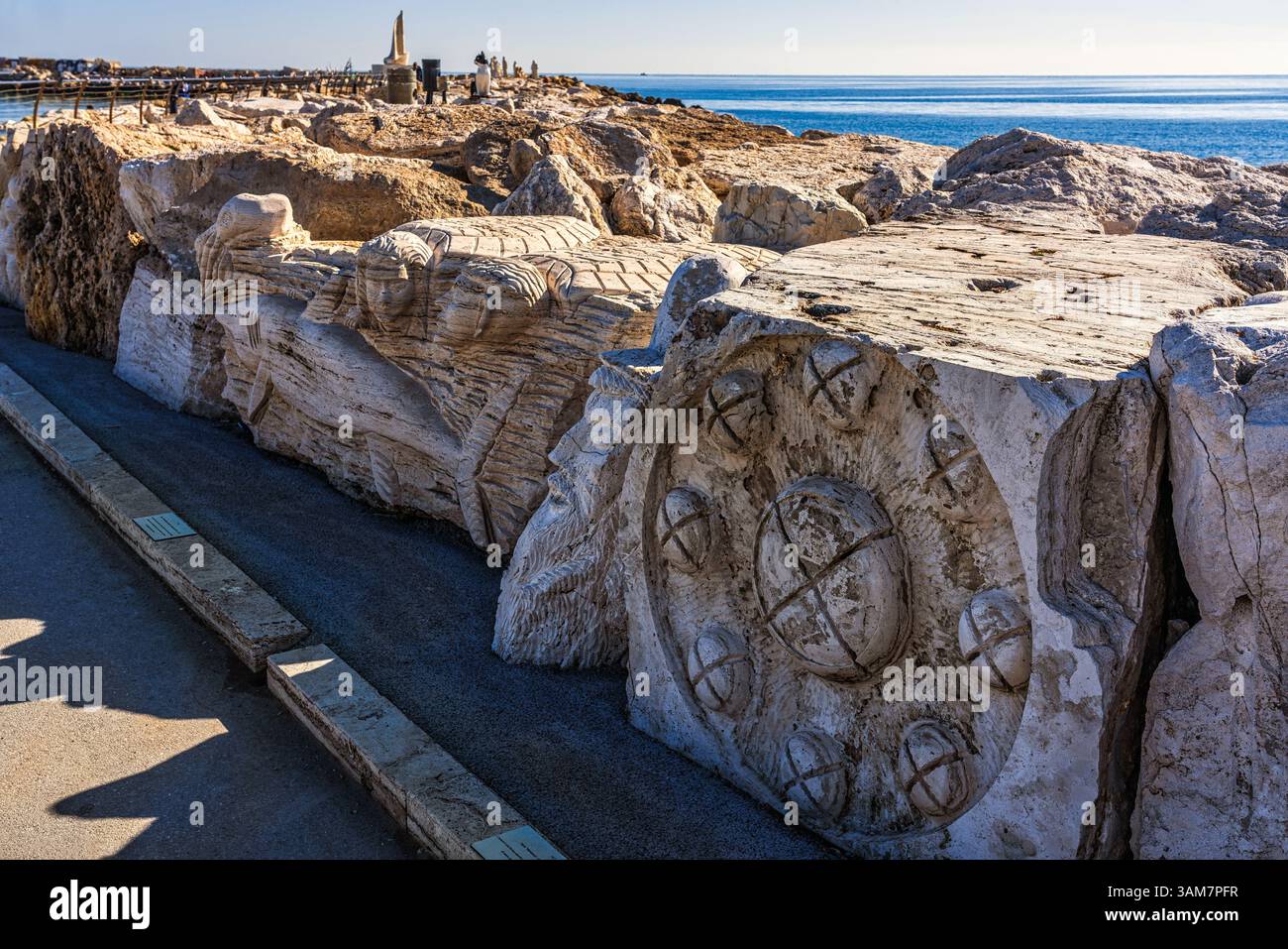 Opere d'arte, scolpite nelle rocce delle frangiflutti del porto. Parte del MAM - Museo d'Arte sul Mare, un museo all'aperto a San Benedetto del Tronto. Foto Stock