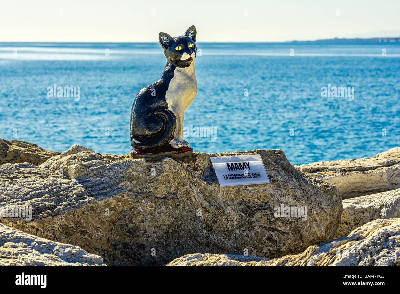 Statua felina in ceramica, Mamy. Parte del MAM - Museo d'Arte sul Mare, un museo all'aperto a San Benedetto del Tronto. Ascoli Piceno, Marche, Italia, Europa Foto Stock
