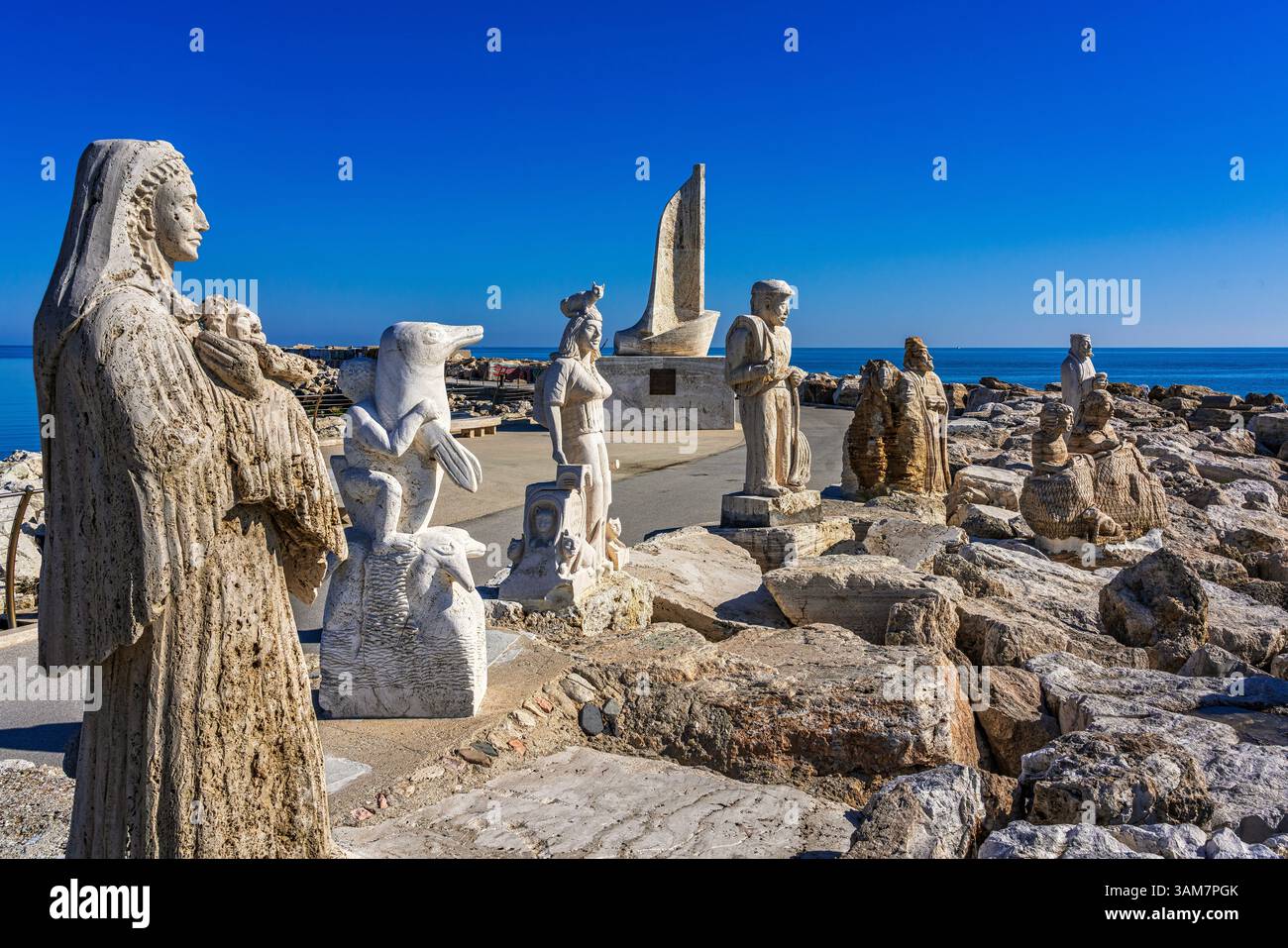 Presepe scultoreo. Parte del MAM - Museo d'Arte sul Mare, un museo all'aperto a San Benedetto del Tronto. Ascoli Piceno, Marche, Italia Foto Stock