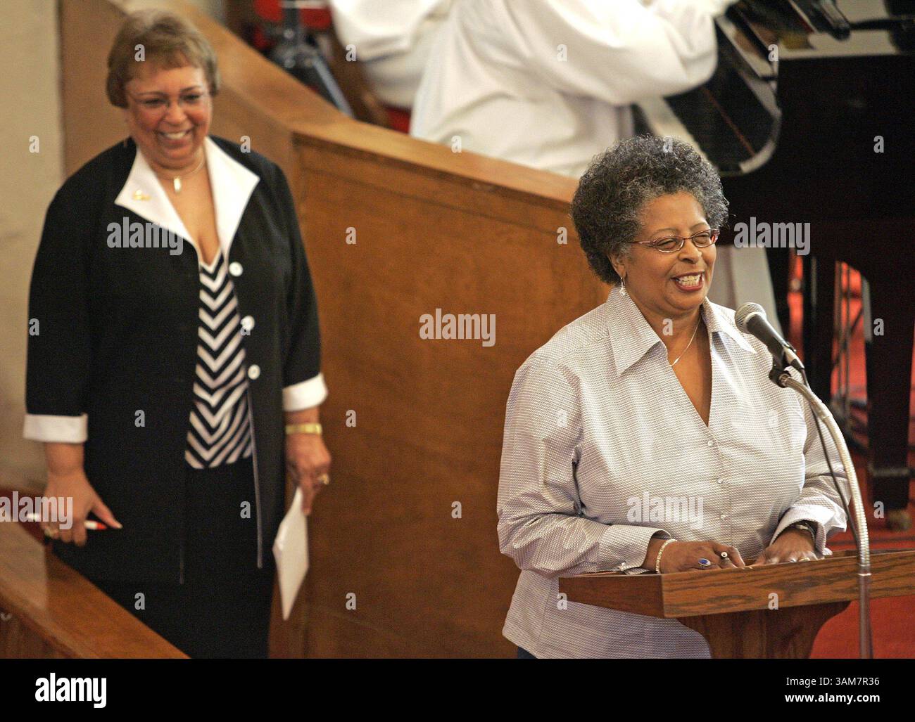 9 aprile 2006 - USA - Rose Fennell, Right, parla ai membri della First AME Church, 9 aprile 2006, con Yvonne Crow, membro del Greater Kansas City Chapter of Links Incorporated, a Kansas City, Missouri. Fennell, un donatore di reni, era lì per aiutare Links a lanciare un programma nella comunità afroamericana sulla necessità che le minoranze diventino donatori di organi. (Mike Ransdell/Kansas City Star/KRT) (immagine di credito: © Mike Ransdell/mct/ZUMAPRESS.com) Foto Stock