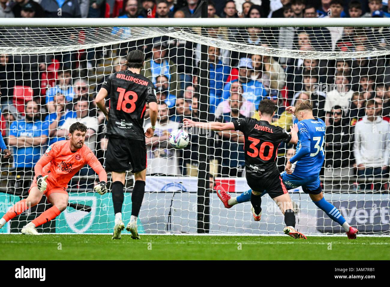 Wembley Stadium, Londra, Regno Unito. 13 aprile 2025. Wembley; Vertu Trophy Final Football, Birmingham City contro Peterborough United; Harley Mills di Peterborough si trova a un isolato di distanza da Kieran Dowell di Birmingham Credit: Action Plus Sports/Alamy Live News Foto Stock