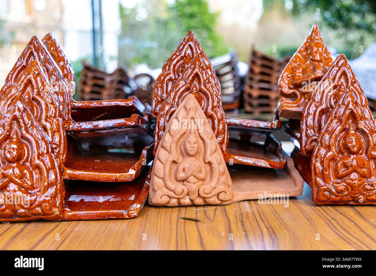 Piastrelle smaltate in ceramica con motivo Thep Phanom per il restauro del tetto del Tempio Buddhapadipa, Wimbledon, Londra, Inghilterra Foto Stock