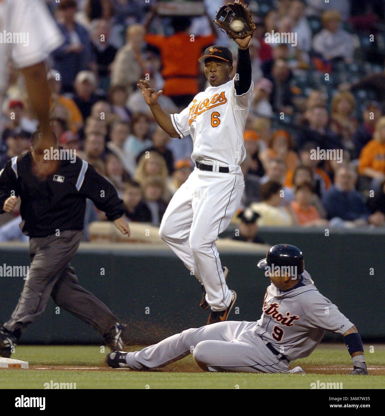 9 maggio 2006 - Stati Uniti - Carlos Guillen dei Detroit Tigers scivola in terza base mentre Melvin Mora, terza base dei Baltimore Orioles, salta per prendere un tiro alto dal ricevitore Ramon Hernandez nel quarto inning. Gli Orioles sconfissero i Tigers, 7-6, all'Orioles Park di Camden Yard a Baltimora, Maryland, martedì 9 maggio 2006. (Kenneth K. Lam/Baltimore Sun/KRT) (immagine di credito: © Kenneth K. Lam/mct/ZUMAPRESS.com) Foto Stock