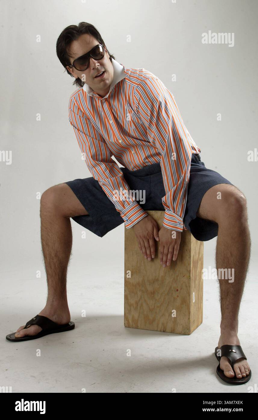 28 aprile 2006 - Stati Uniti - la camicia da 325 dollari di Alex con polsini francesi è di Ralph Lauren Purple Label. I gemelli Paul Smith sono $110; pantaloncini in lino di Giorgio Armani collezioni, $195; cintura di W. Kleinberg, $165; sandali in pelle di Prada, $285; e occhiali da sole di Tom Ford, $290. (Raul Rubiera/Miami Herald/KRT) (immagine di credito: © Raul Rubiera/mct/ZUMAPRESS.com) Foto Stock
