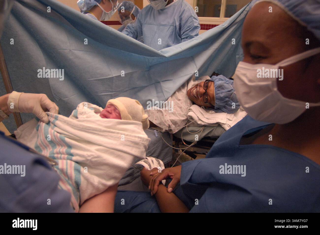 18 maggio 2006 - Stati Uniti - nella sala operatoria del Rush University Medical Center il 4 maggio 2006, Anese Adams, 36, (a sinistra) e Cynthia Rice, 37, vengono presentati con uno dei gemelli di Adams, Payton Noelle Rice, pochi istanti dopo la sua nascita. (Candice C. Cusic/Chicago Tribune/KRT) (immagine di credito: © Candice C. Cusic/mct/ZUMAPRESS.com) Foto Stock