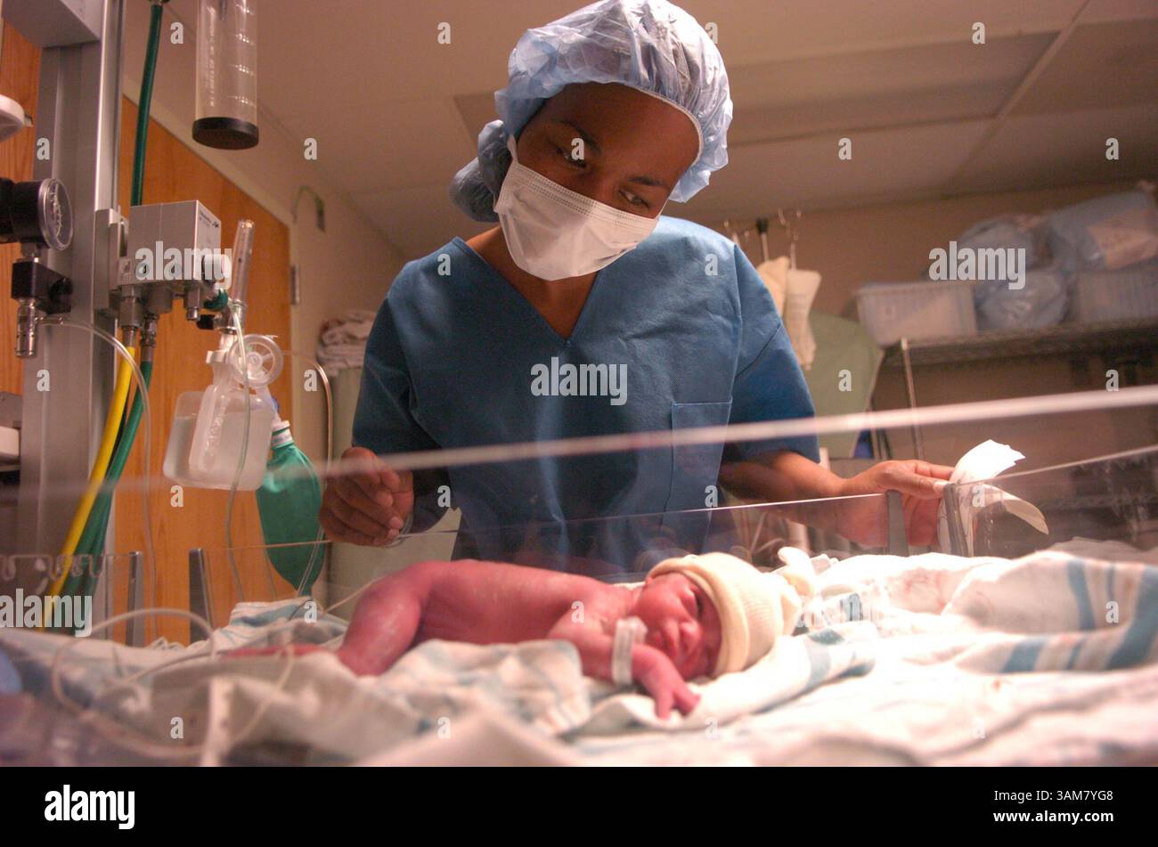 18 maggio 2006 - Stati Uniti - Cynthia Rice, 37, visite con Payton Noelle Rice momenti dopo la sua nascita al Rush University Medical Center di Chicago, Illinois, il 4 maggio 2006. La madre naturale di Payton, Anese Adams, 36 anni, sta dando Payton e il suo gemello al suo migliore amico Rice, 37 anni, da adottare. (Candice C. Cusic/Chicago Tribune/KRT) (immagine di credito: © Candice C. Cusic/mct/ZUMAPRESS.com) Foto Stock