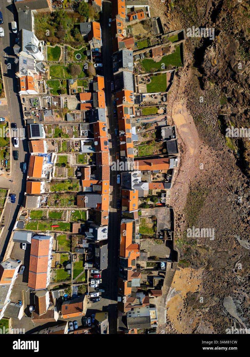 Vista aerea dal drone di una fila terrazzata di case tradizionali a Cellardyke, nell'East Neuk di Fife, Scozia, Regno Unito Foto Stock