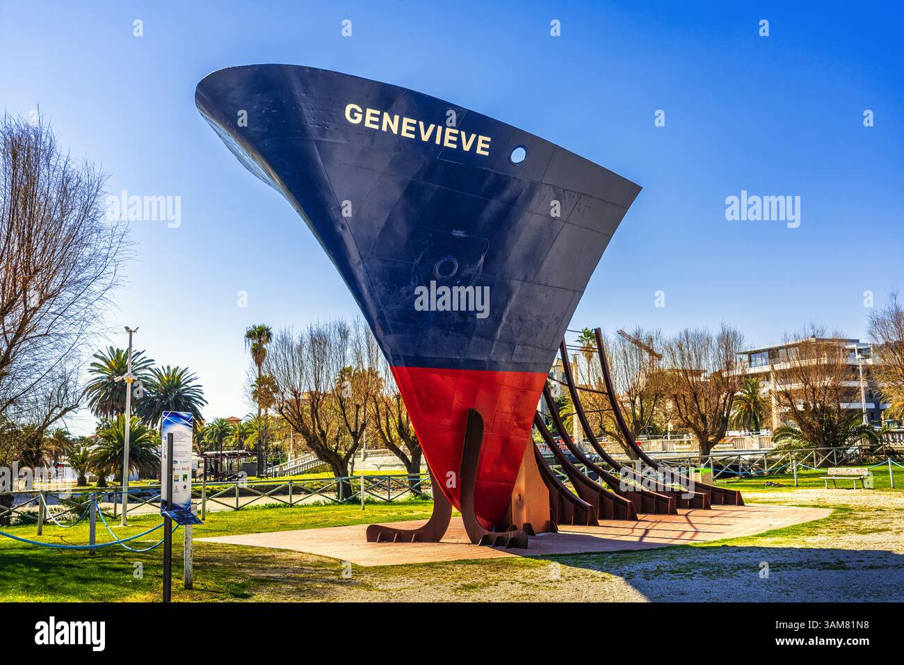 Monumento di Genevieve, Naval Mechanical Society. Parte del MAM - Museo d'Arte sul Mare, un museo all'aperto a San Benedetto del Tronto.Marche Foto Stock