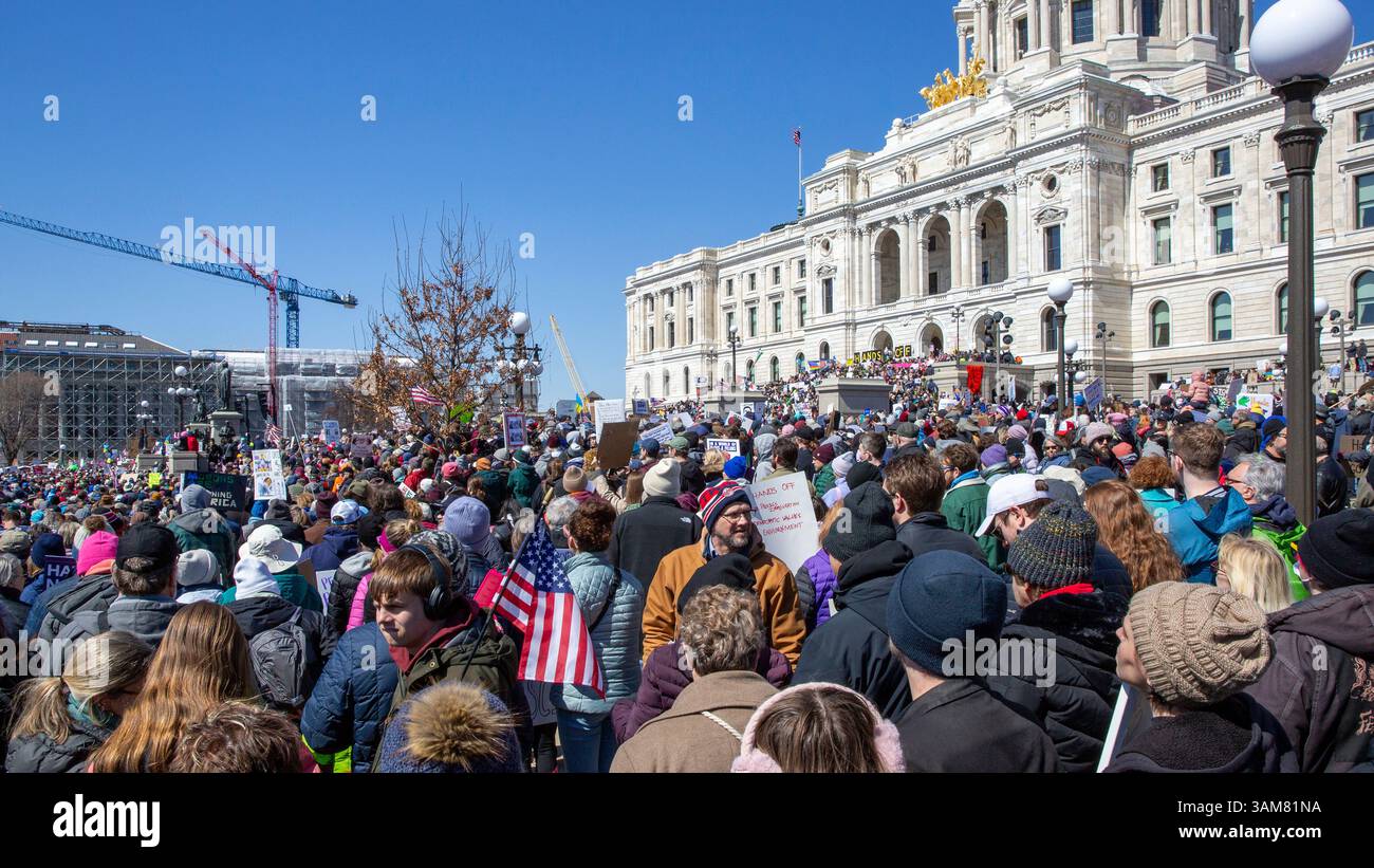 Le proteste Hands Off sono una serie di dimostrazioni in corso lanciate negli Stati Uniti il 5 aprile 2025, in quella che attualmente è la più grande Foto Stock Le proteste Hands Off sono una serie di dimostrazioni in corso lanciate negli Stati Uniti il 5 aprile 2025, in quella che attualmente è la più grande Foto Stock