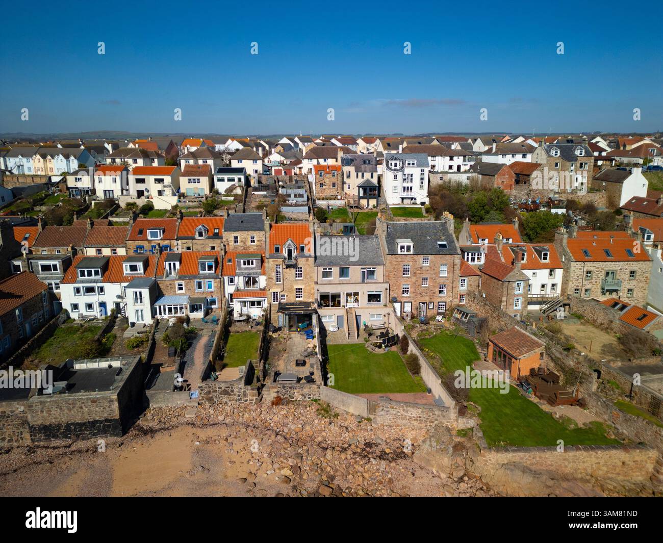 Vista aerea dal drone di una fila terrazzata di case tradizionali a Cellardyke, nell'East Neuk di Fife, Scozia, Regno Unito Foto Stock