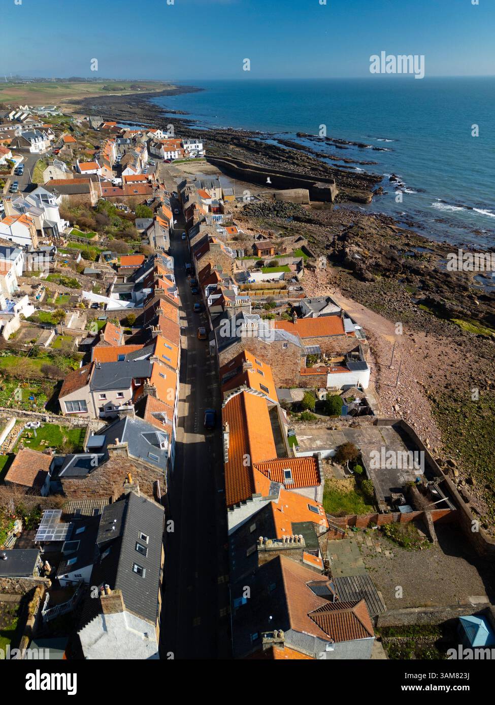 Vista aerea dal drone di una fila terrazzata di case tradizionali a Cellardyke, nell'East Neuk di Fife, Scozia, Regno Unito Foto Stock