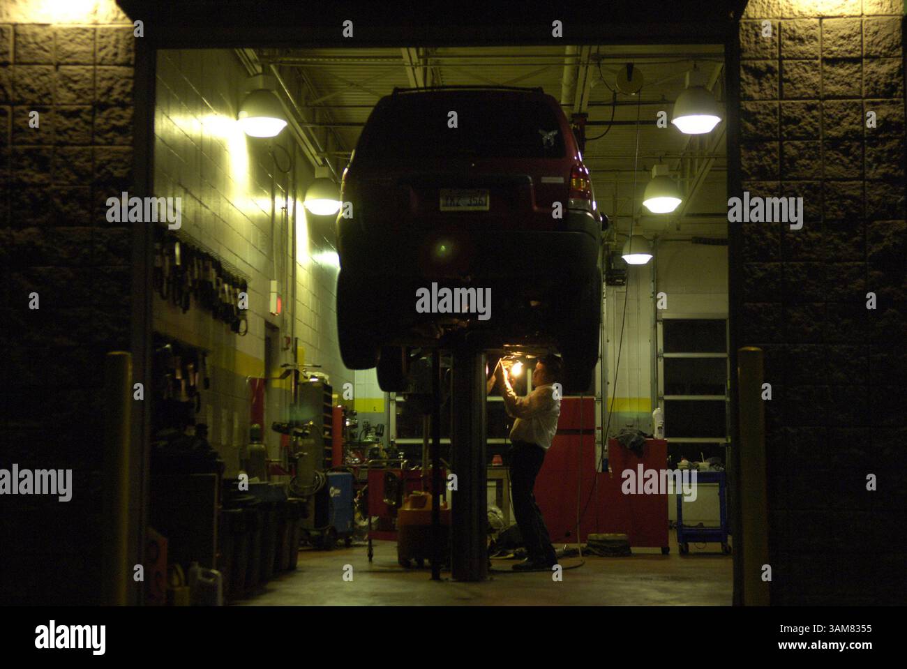 24 maggio 2006 - Stati Uniti - il manager Chris Alexander aiuta un tecnico durante una riparazione, all'interno di All Night Auto a Tinley Park, Illinois, 4 maggio 2006. All Night Auto è una struttura di riparazione auto che rimane aperta fino a mezzanotte. Si tratta di un settore in crescita per accogliere persone con orari strani. (Alex Garcia/Chicago Tribune/KRT) (immagine di credito: © Alex Garcia/mct/ZUMAPRESS.com) Foto Stock