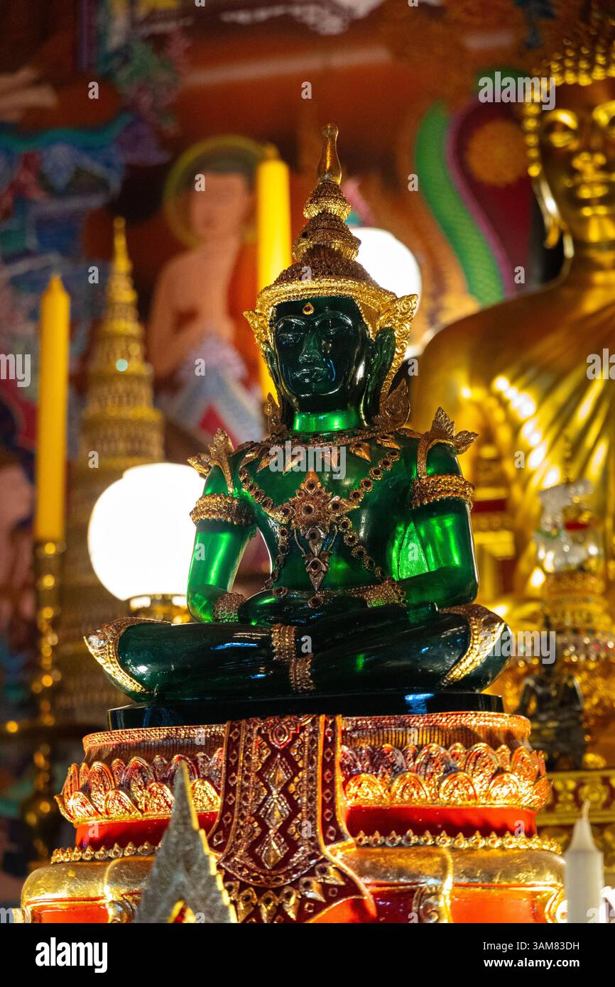 Statue di Buddha all'interno della sala delle ordinazioni del Tempio Buddhapadipa, Wimbledon, Londra, Inghilterra Foto Stock