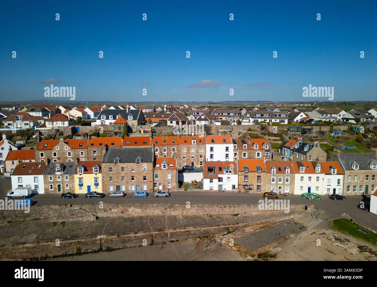Vista aerea dal drone di una fila terrazzata di case tradizionali a Cellardyke, nell'East Neuk di Fife, Scozia, Regno Unito Foto Stock