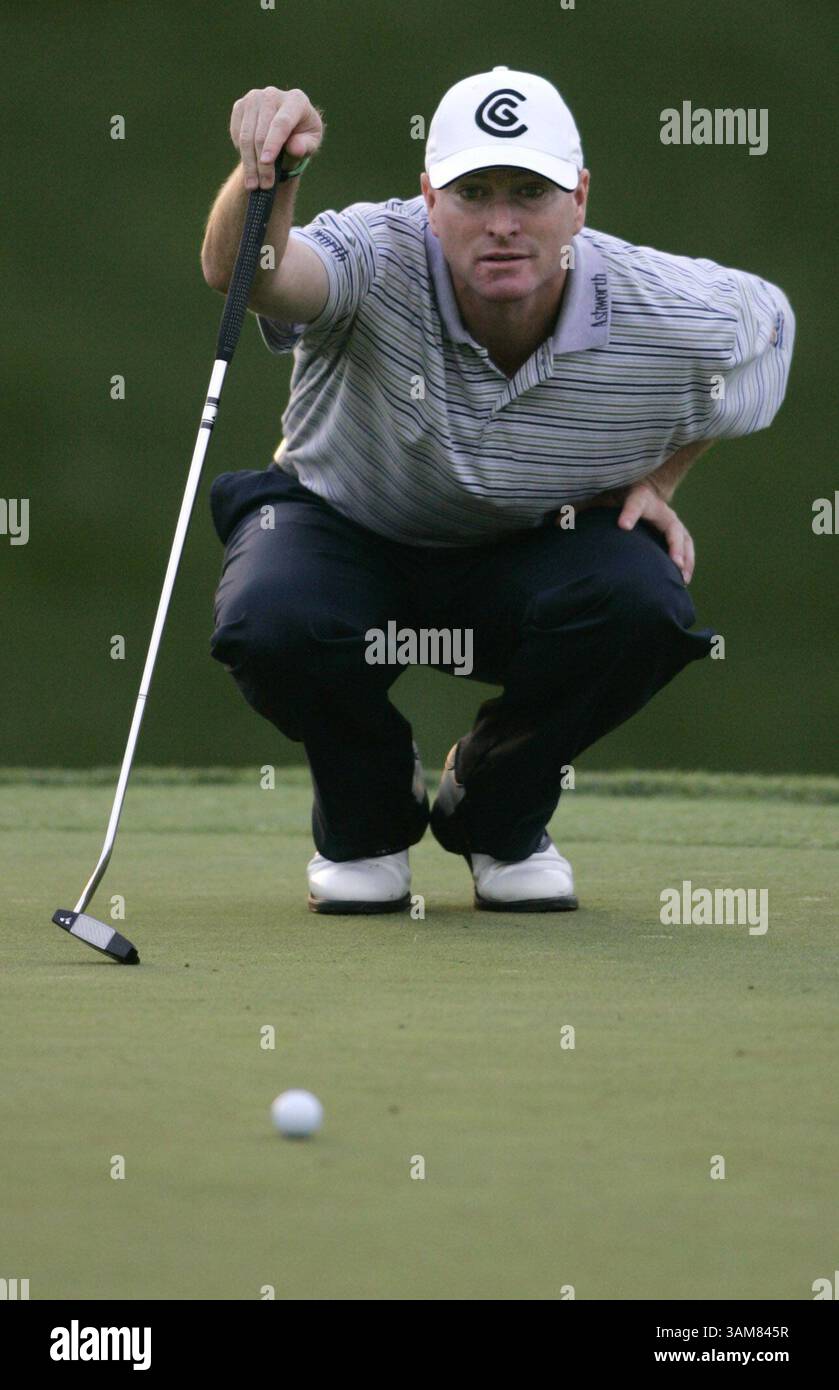 2 giugno 2006 - Stati Uniti - Steve Flesch schiera il suo putt il 18 giugno durante il secondo round del Memorial Tournament al Muirfield Village Golf Club di Dublino, Ohio, venerdì 2 giugno 2006. (Chris Russell/Columbus Dispatch/KRT) (immagine di credito: © Chris Russell/mct/ZUMAPRESS.com) Foto Stock