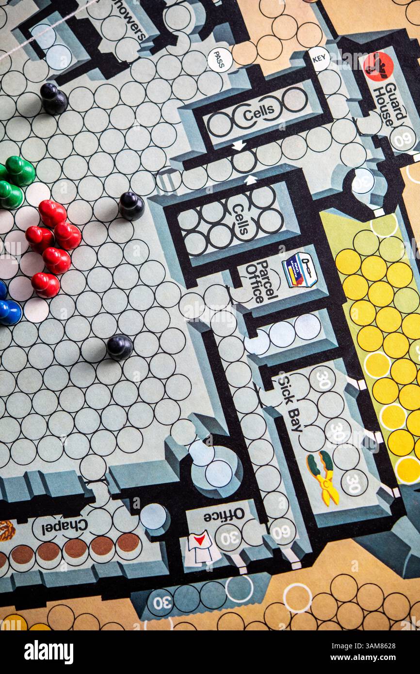 Tabellone e pedine della versione originale degli anni '1970 del gioco da tavolo Escape from Colditz Foto Stock