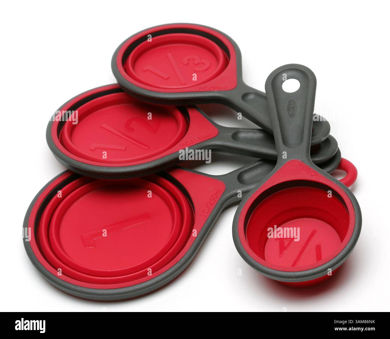 9 maggio 2006 - Stati Uniti - espandendo per l'uso, quindi collassando per la conservazione, questi misurini sono realizzati in silicone lavabile in lavastoviglie. (Nick Koon/Orange County Register/MCT) (immagine di credito: © Nick Koon/mct/ZUMAPRESS.com) Foto Stock