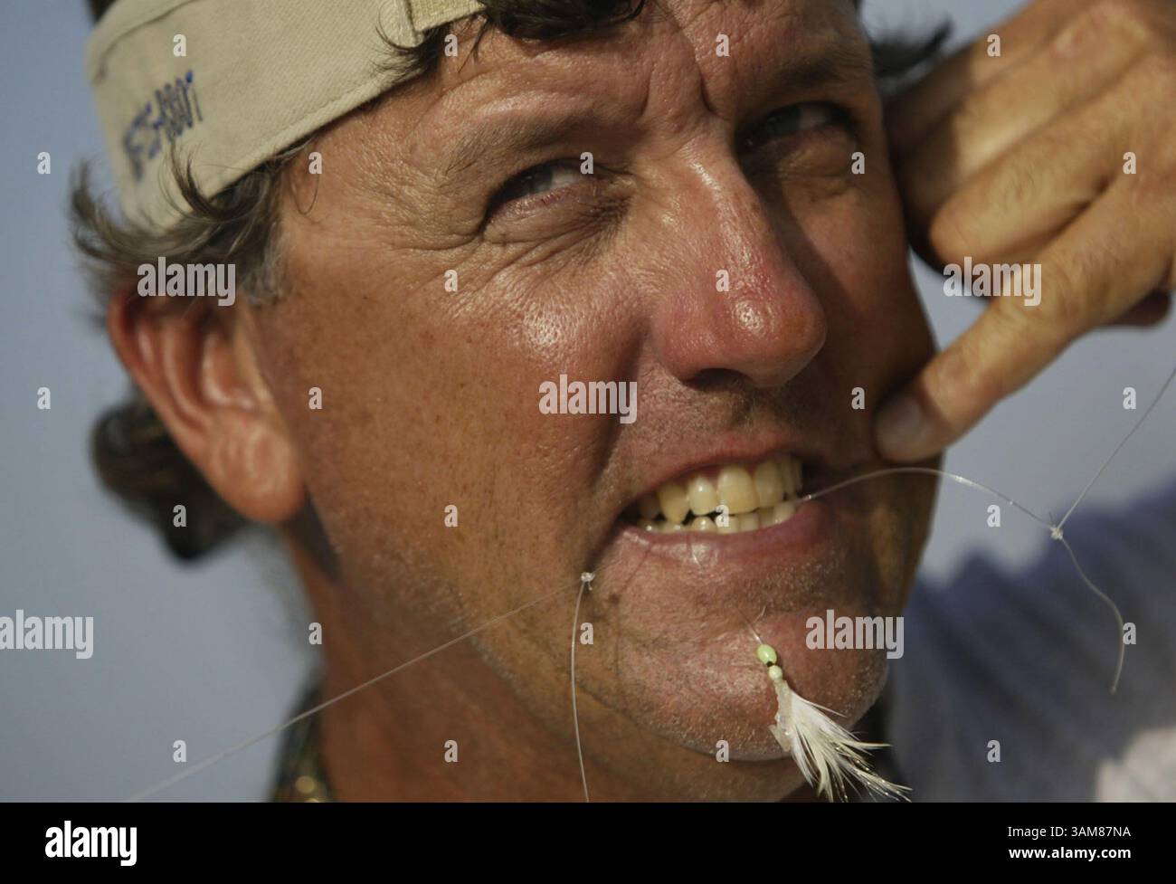 15 giugno 2006 - Stati Uniti - il capitano Jimmy Lewis indossa l'equipaggiamento sulla sua barca al largo di Key Biscayne, Florida, nel giugno 2006. Lewis trascorre le prime ore del mattino a pescare pesci esche e poi li vende ad altri che si dirigono verso la giornata. (Patrick Farrell/Miami Herald/MCT) (immagine di credito: © Patrick Farrell/mct/ZUMAPRESS.com) Foto Stock