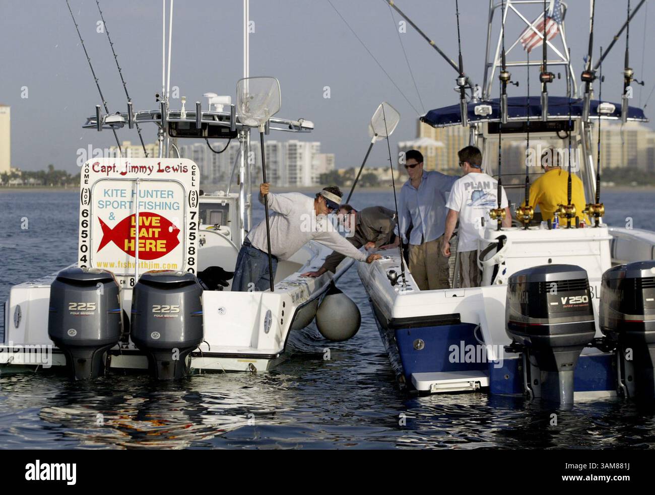 17 giugno 2006 - Stati Uniti - il capitano Jimmy Lewis, partito, vende esche ai pescatori dalla sua barca al largo di Key Biscayne, Florida, nel giugno 2006. Lewis trascorre le prime ore del mattino a pescare pesci esche e poi li vende ad altri che si dirigono verso la giornata. (Patrick Farrell/Miami Herald/MCT) (immagine di credito: © Patrick Farrell/mct/ZUMAPRESS.com) Foto Stock