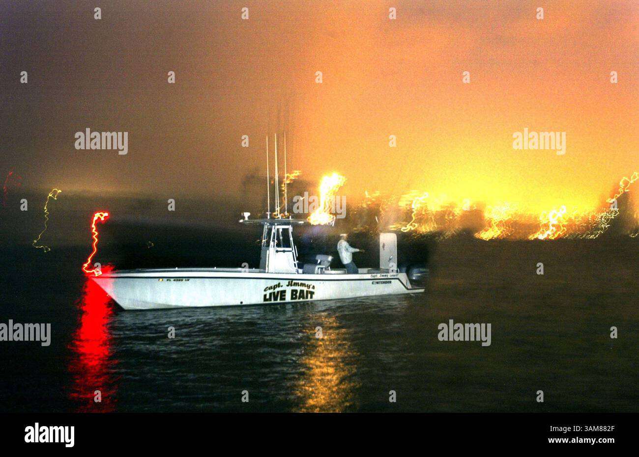 16 giugno 2006 - Stati Uniti - il capitano Jimmy Lewis pesca dalla sua barca al largo di Key Biscayne, Florida, nel giugno 2006. Lewis trascorre le prime ore del mattino a pescare pesci esche e poi li vende ad altri che si dirigono verso la giornata. (Patrick Farrell/Miami Herald/MCT) (immagine di credito: © Patrick Farrell/mct/ZUMAPRESS.com) Foto Stock