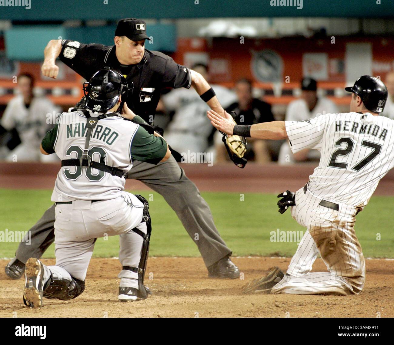 28 giugno 2006 - Stati Uniti - l'umpire Homeplate Andy Fletcher getta fuori Jeremy Hermida dei Florida Marlins come ricevitore di Tampa Bay Devil Rays Dioner Navarro fa il tag durante il sesto inning. I Devil Rays sconfissero i Marlins 3-1 al Dolphin Stadium di Miami, Florida, mercoledì 28 giugno 2006. (Jeffrey Boan/Miami Herald/MCT) (immagine di credito: © Jeffrey Boan/mct/ZUMAPRESS.com) Foto Stock