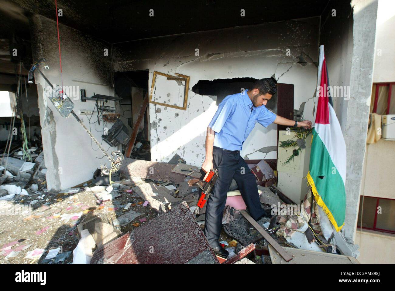 30 giugno 2006 - Stati Uniti - Un personale di sicurezza palestinese controlla i danni all'edificio del Ministero dell'interno palestinese a Gaza 30 giugno 2006. Gli attacchi aerei israeliani nella città di Gaza hanno distrutto venerdì il ministero degli interni palestinese in quello che ha segnato il primo attacco israeliano contro una struttura governativa da quando Hamas ha vinto le elezioni parlamentari di gennaio. (Ahmad Khateib/Flash 90/MCT) (immagine di credito: © Ahmad Khateib/mct/ZUMAPRESS.com) Foto Stock