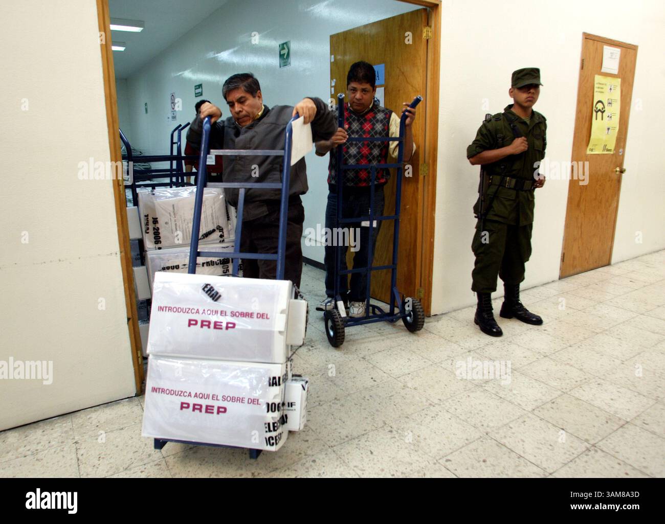 5 luglio 2006 - Stati Uniti - i funzionari elettorali portano le schede elettorali al Consiglio distrettuale elettorale mentre i rappresentanti elettorali iniziano a rivedere le schede elettorali non conteggiate e a controllare i fogli dei voti dei 300 distretti elettorali del paese, a città del Messico, 5 luglio 2006. Il lieve vantaggio del conservatore Felipe Calderon nella straziante chiusura delle elezioni presidenziali messicane si è ridotto mercoledì quando i lavoratori elettorali hanno iniziato a rivedere le schede elettorali incontestate e a controllare i fogli di conteggio dei voti dei 300 distretti elettorali del paese. (Heriberto Rodriguez/MCT) (immagine di credito: © Heriberto Rodriguez/mct/ZUMAPRESS.com) Foto Stock