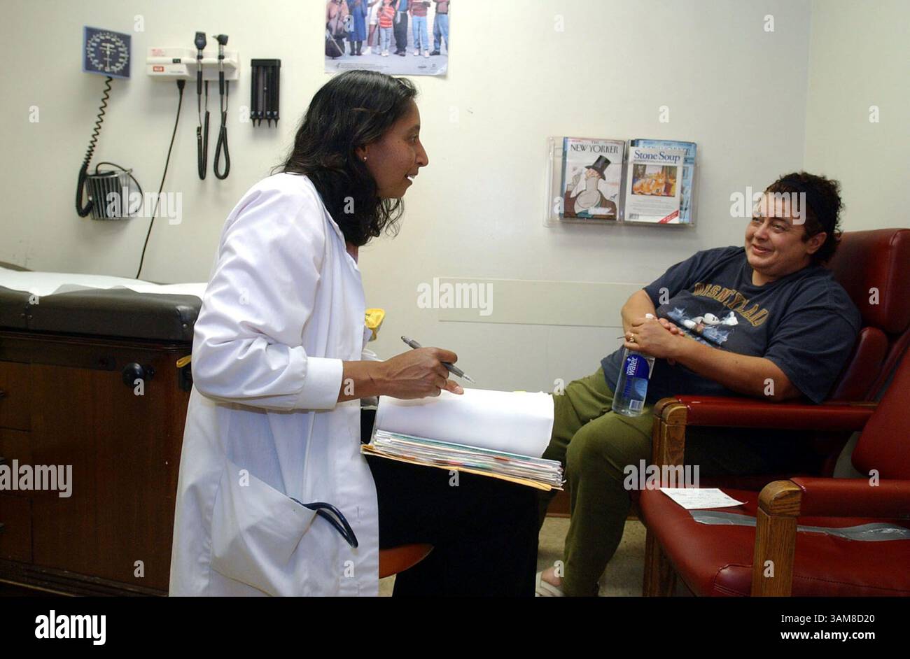 27 luglio 2006 - Stati Uniti - la dottoressa Sushma Magnuson ascolta la paziente Alicia Magnant al Caleb C. Clark Potrero Hill Health Center di San Francisco, California, giovedì 27 luglio 2006. San Francisco ha un piano per offrire copertura sanitaria a tutti i suoi residenti non assicurati. (Joanna Jhanda/Contra Costa Times/MCT) (immagine di credito: © Joanna Jhanda/mct/ZUMAPRESS.com) Foto Stock
