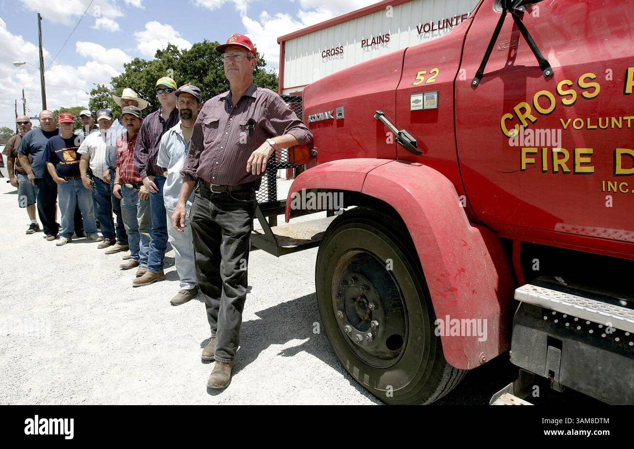 4 agosto 2006 - Stati Uniti - Bob Harrell, a destra, il capo del fuoco volontario della città combatté l'incendio di Cross Plains, Texas a dicembre con il suo equipaggio di 27 volontari. Harrell dice che i suoi polmoni non si sono ancora ripresi dall'inalazione di fumo. Vicino a 30 vigili del fuoco combatterono l'incendio e non riuscirono a prendere il sopravvento per 12 ore. (Ralph Lauer/Fort Worth Star-Telegram/MCT) (immagine di credito: © Ralph Lauer/mct/ZUMAPRESS.com) Foto Stock