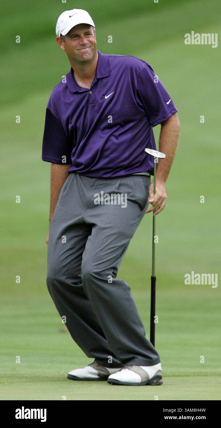 27 agosto 2006 - Stati Uniti - Stewart Cink reagisce al suo putt sulla 18esima buca, la prima di quattro buchi di morte improvvisa, durante il WGC Bridgestone Invitational al Firestone Country Club di Akron, Ohio, domenica 27 agosto 2006. (Lew Stamp/Akron Beacon Journal/MCT) (immagine di credito: © Lew Stamp/mct/ZUMAPRESS.com) Foto Stock