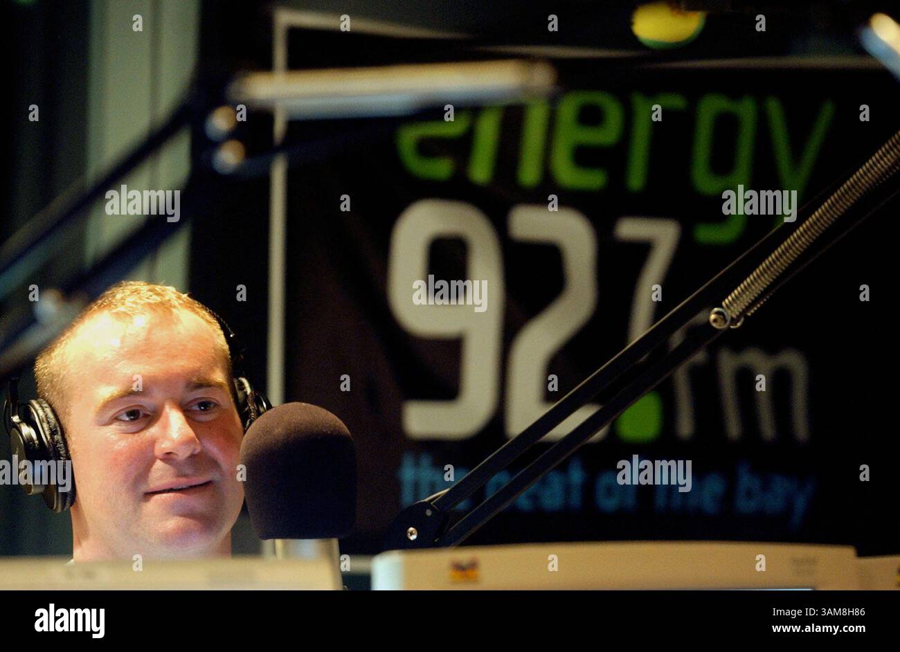 28 agosto 2006 - Stati Uniti - Greg Sherrell, altrimenti noto come ''The Gay Sportscaster'', è in diretta nello show mattutino di Energy 92,7 FM a San Francisco, California, 28 agosto 2006. (Joanna Jhanda/Contra Costa Times/MCT) (immagine di credito: © Joanna Jhanda/mct/ZUMAPRESS.com) Foto Stock