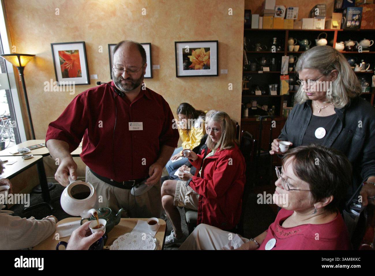 16 settembre 2006 - Stati Uniti - presso la Tea zone, la guida del tour a piedi epicureo di Portland David Schargel fornisce istruzioni sulle tecniche di estrazione per diversi tè, come la perla profumata di gelsomino, l'oolong affumicato e un dolce tè nero aromatizzato con frutta al litchi. (Mark Harrison/Seattle Times/MCT) (immagine di credito: © Mark Harrison/mct/ZUMAPRESS.com) Foto Stock