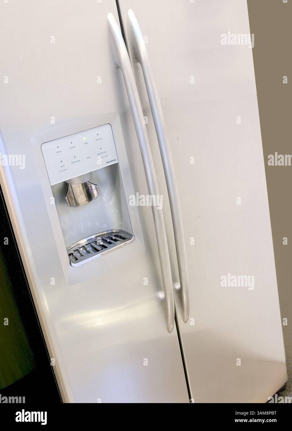3 ottobre 2006 - Stati Uniti - i produttori di apparecchi stanno aggiungendo caratteristiche di progettazione per uso universale, come i controlli frontali e i pulsanti. I frigoriferi/congelatori affiancati hanno il design più semplice da usare, mentre un cassetto inferiore è il secondo. (John Mutrux/Kansas City Star/MCT) (immagine di credito: © John Mutrux/mct/ZUMAPRESS.com) Foto Stock