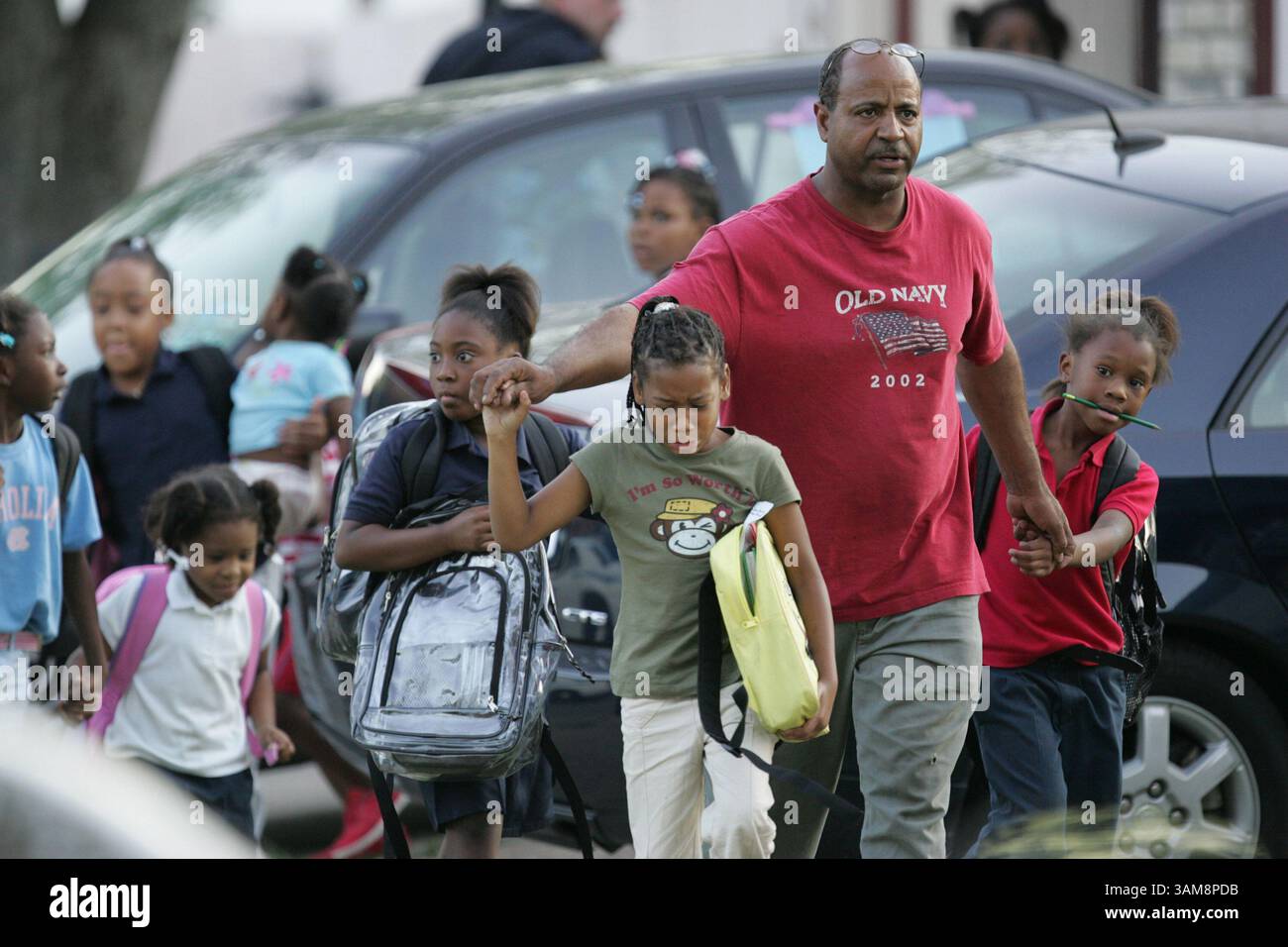 4 ottobre 2006 - Stati Uniti - Gilbert Tezeno conduce i bambini lontano da un asilo nido adiacente a una casa a Forest Hill, Texas, dove un uomo armato avrebbe sparato a diverse persone mercoledì 4 ottobre 2006. (Khampha Bouaphanh/Fort Worth Star-Telegram/MCT) (immagine di credito: © Khampha Bouaphanh/mct/ZUMAPRESS.com) Foto Stock