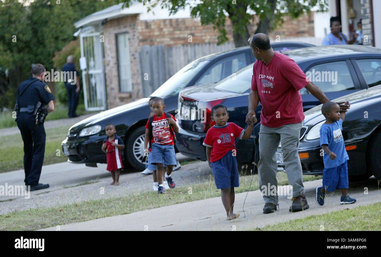 4 ottobre 2006 - Stati Uniti - Gilbert Tezeno conduce i bambini lontano da un asilo nido adiacente a una casa a Forest Hill, Texas, dove un uomo armato avrebbe sparato a diverse persone mercoledì 4 ottobre 2006. (Khampha Bouaphanh/Fort Worth Star-Telegram/MCT) (immagine di credito: © Khampha Bouaphanh/mct/ZUMAPRESS.com) Foto Stock