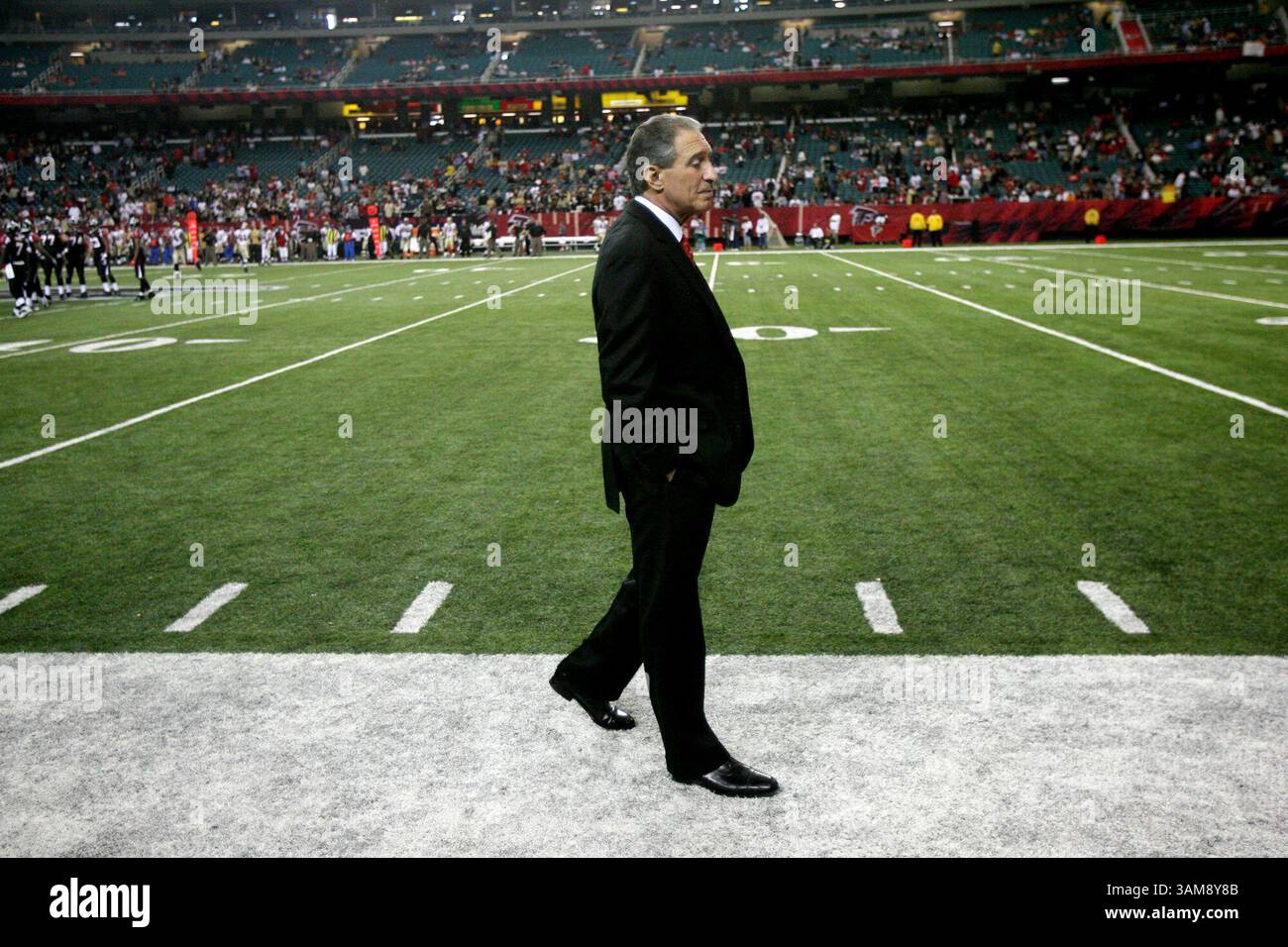 26 novembre 2006 - Stati Uniti - il proprietario della squadra degli Atlanta Falcons, Arthur Blank, scende in campo mentre il tempo scade nel quarto periodo contro i New Orleans Saints. I Saints sconfissero i Falcons, 31-13, al Georgia Dome di Atlanta, Georgia, domenica 26 novembre 2006. (Curtis Compton/Atlanta Journal-Constitution/MCT) (immagine di credito: © Curtis Compton/mct/ZUMAPRESS.com) Foto Stock